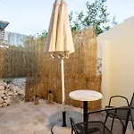 Charming Urban Escapes Your Cozy Retreats Apartament