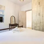 Apartament Charming Urban Escapes Your Cozy Retreats *