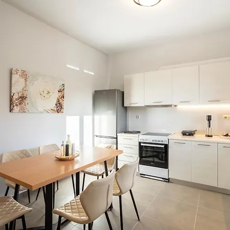 Charming Urban Escapes Your Cozy Retreats * Filiatrá