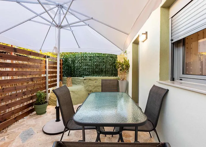 Charming Urban Escapes Your Cozy Retreats Lejlighed Filiatrá