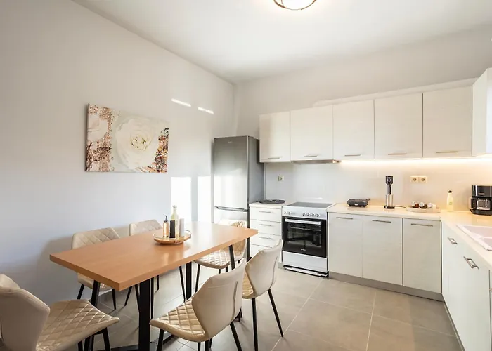 Charming Urban Escapes Your Cozy Retreats * Filiatrá